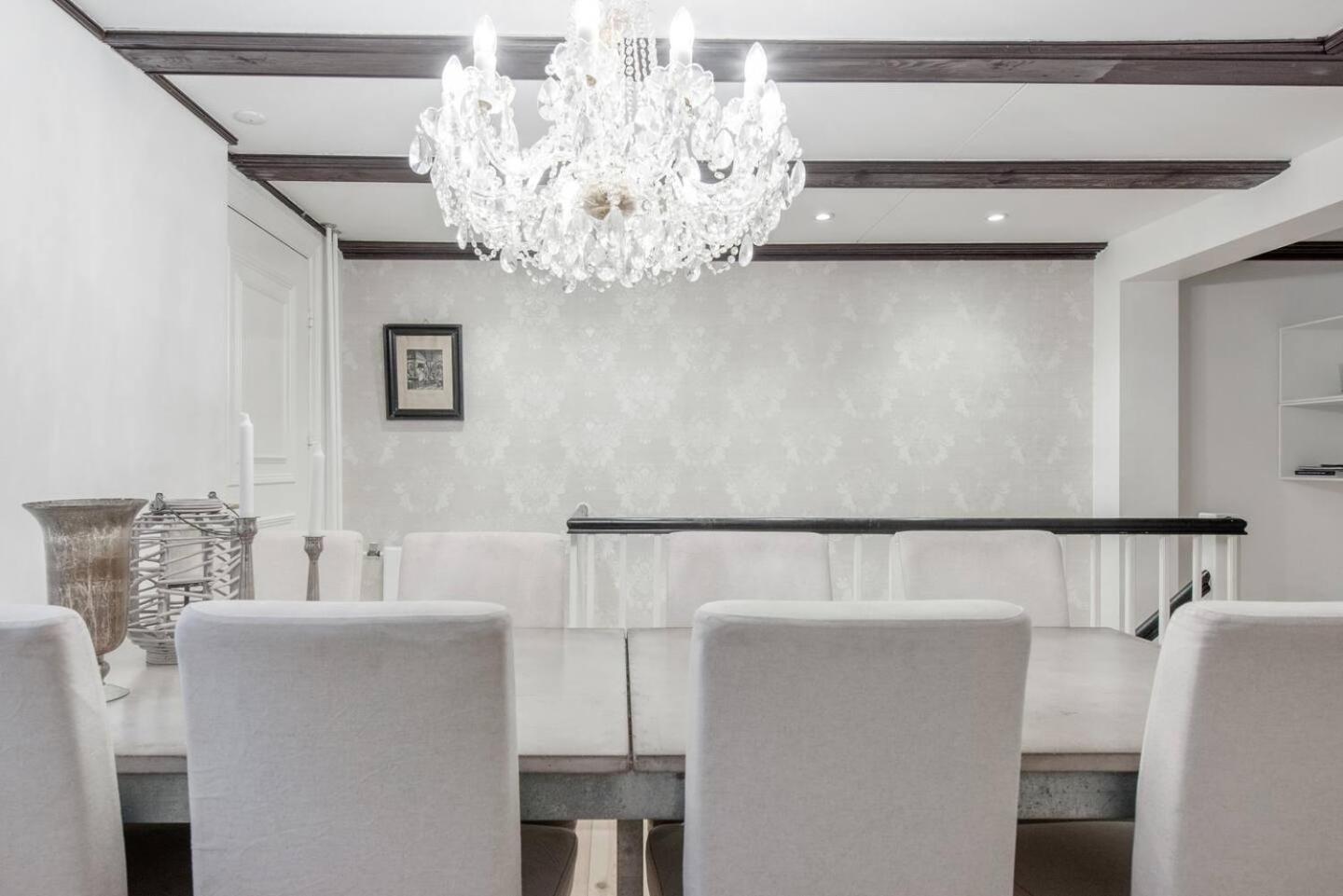 Connected Luxury In Historical Townhouse Apartment