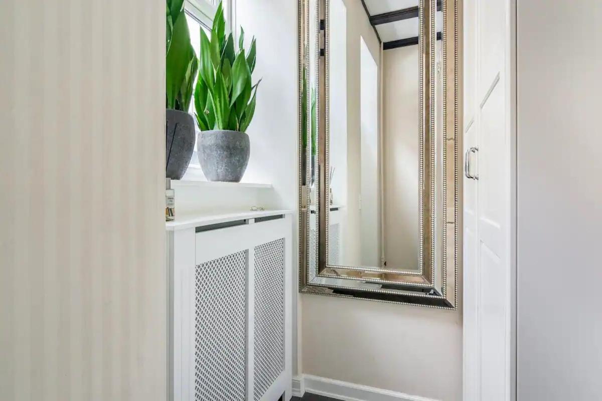 Connected Luxury In Historical Townhouse *