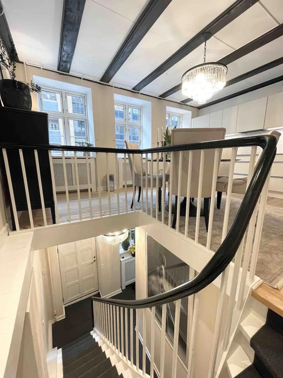 Connected Luxury In Historical Townhouse Appartement