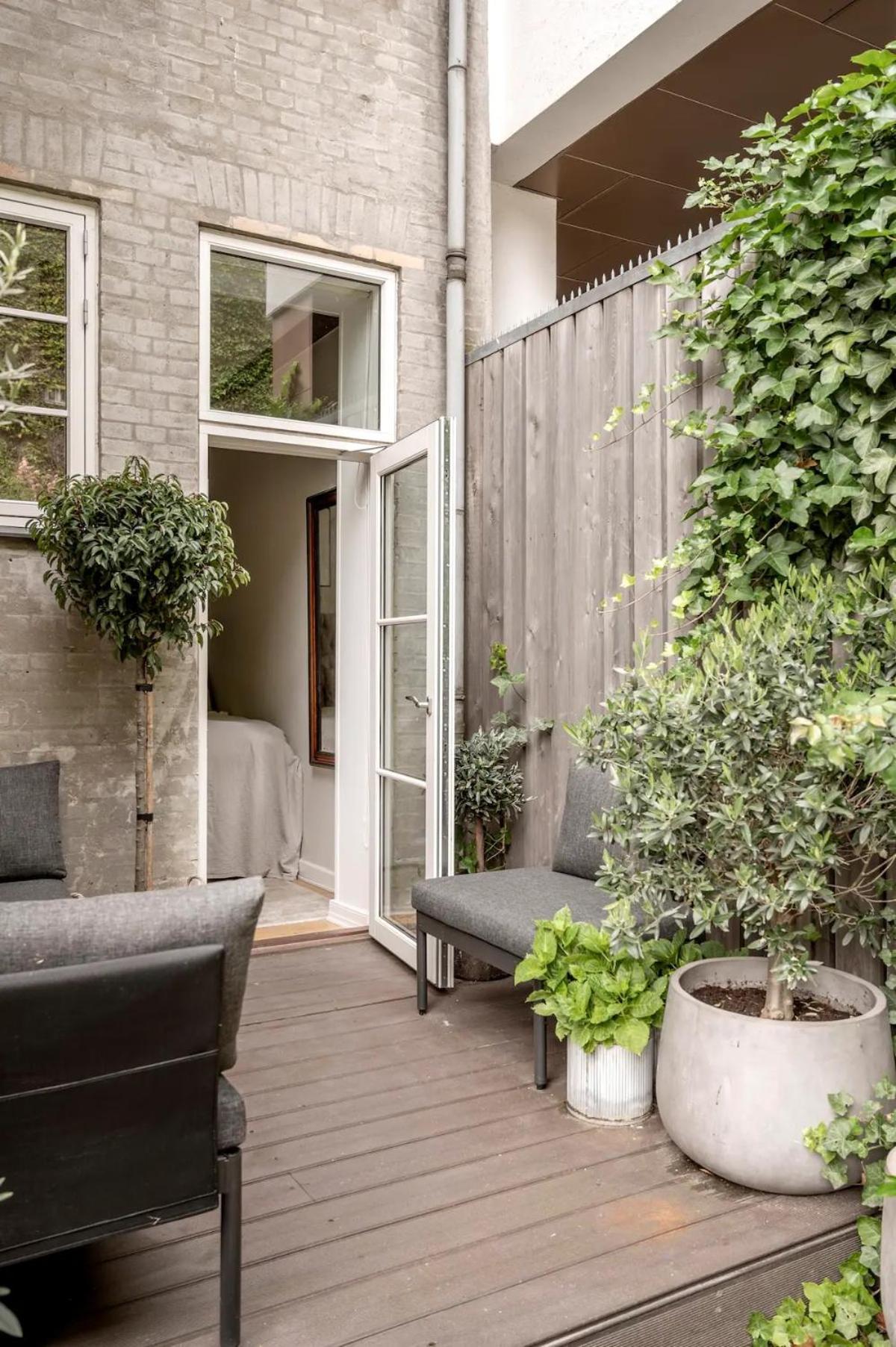 Connected Luxury In Historical Townhouse Apartment *